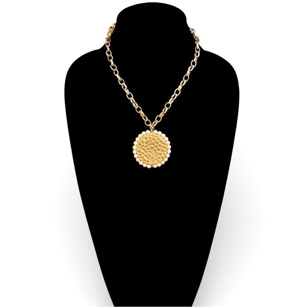CHICO’S Hammered Gold Pearl-Lined Medallion Pendant Necklace | NWOT